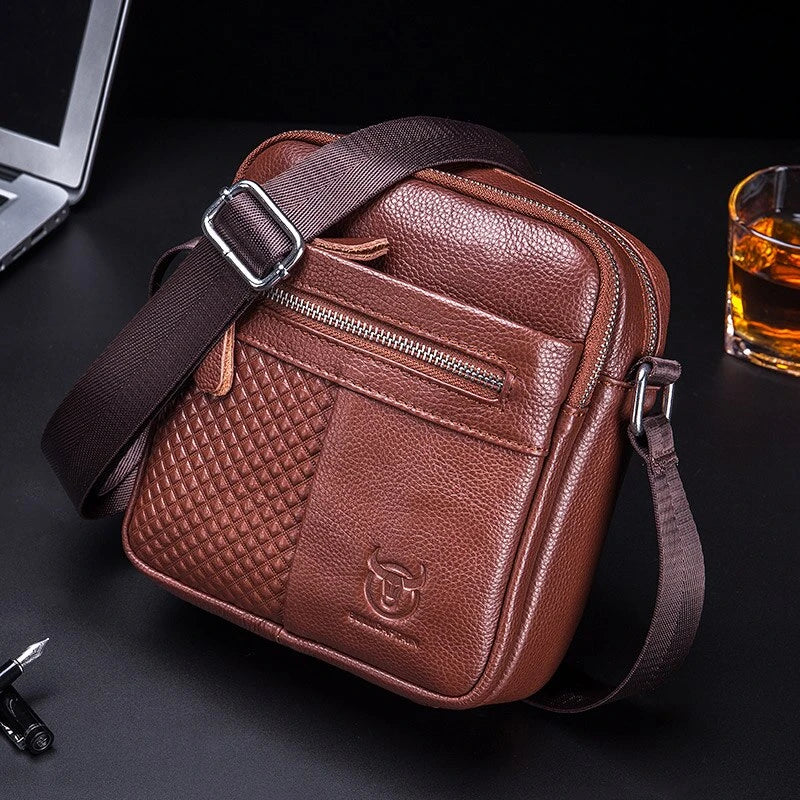 Bolsa Transversal Masculina em Couro Modelo Iron Cross